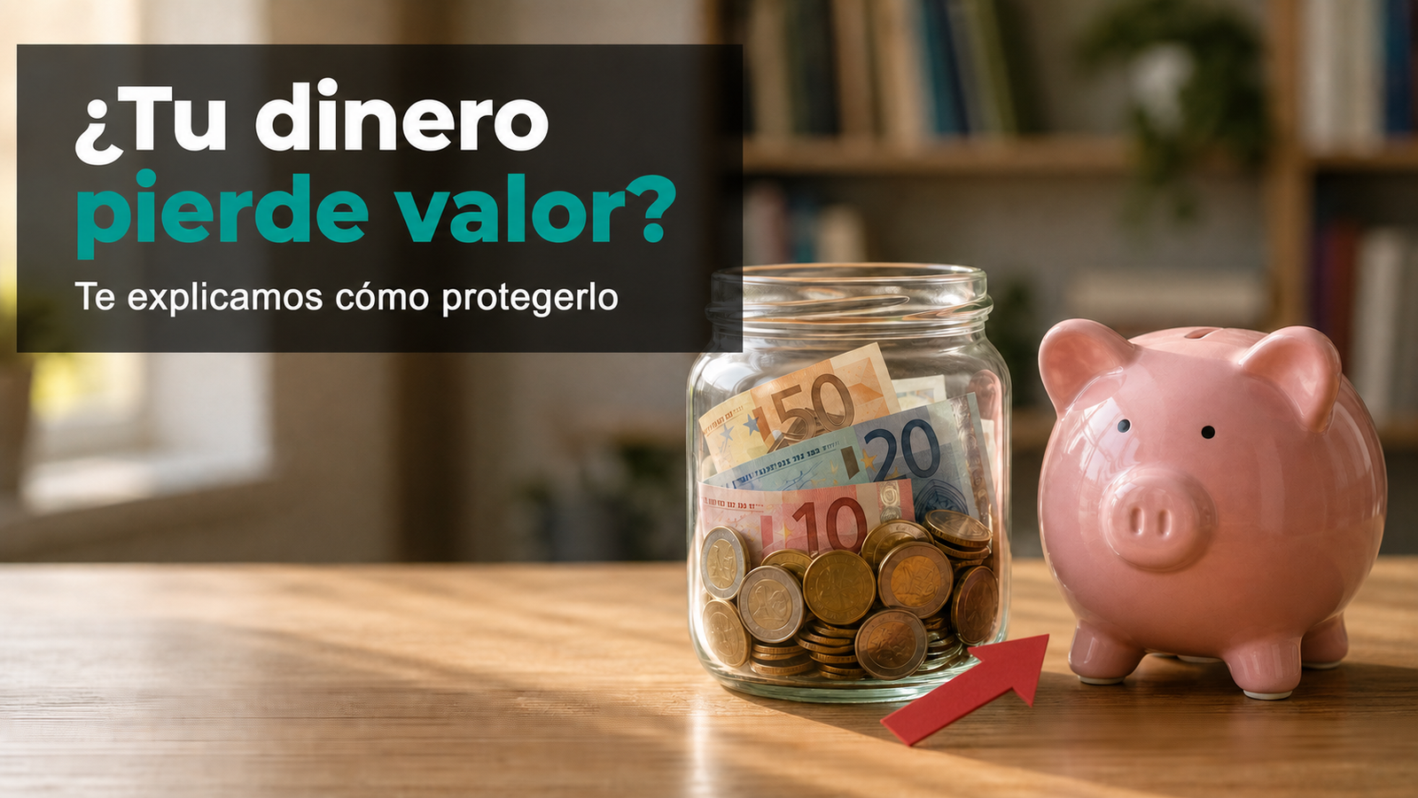 Tarro de cristal con monedas y billetes de euro junto a una hucha rosa sobre mesa de madera — proteger ahorros de la inflación